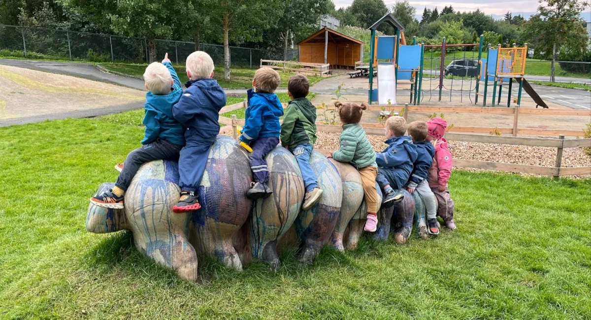 Barn sittende på kunst