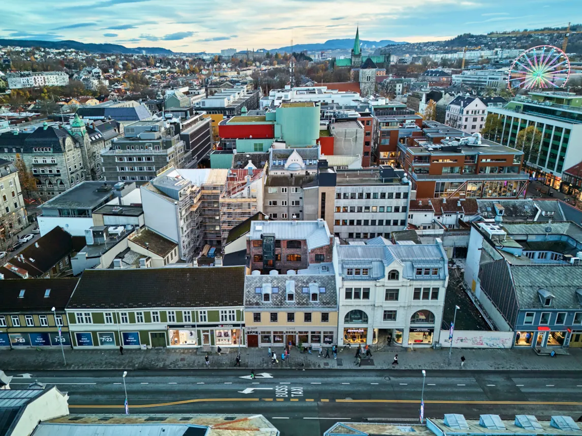 Vinner av byggeskikkprisen 2024: Olav Tryggvasons gate 19 Representert ved E. C. Dahls eiendom, HEAT arkitekter, Consto Midt-Norge, Bravida Norge og Studio Et al. Foto: Wittrup