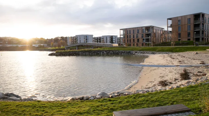 Grilstadstranda med flere boligkompleks i bakgrunnen