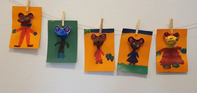 Barna har laget kunst med papir, maling og eggekartong.