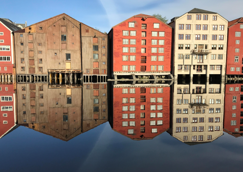 Bryggerekka med speilblank elv.