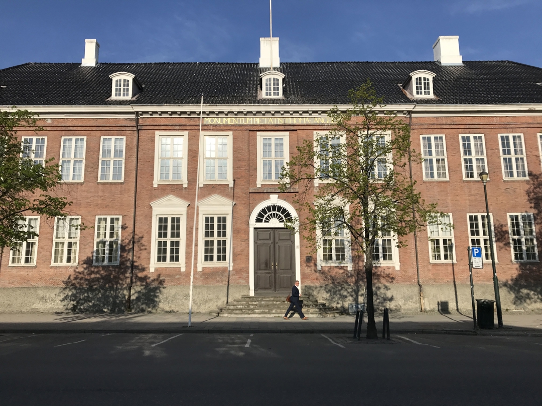 En murbygning over tre etasjer med loft