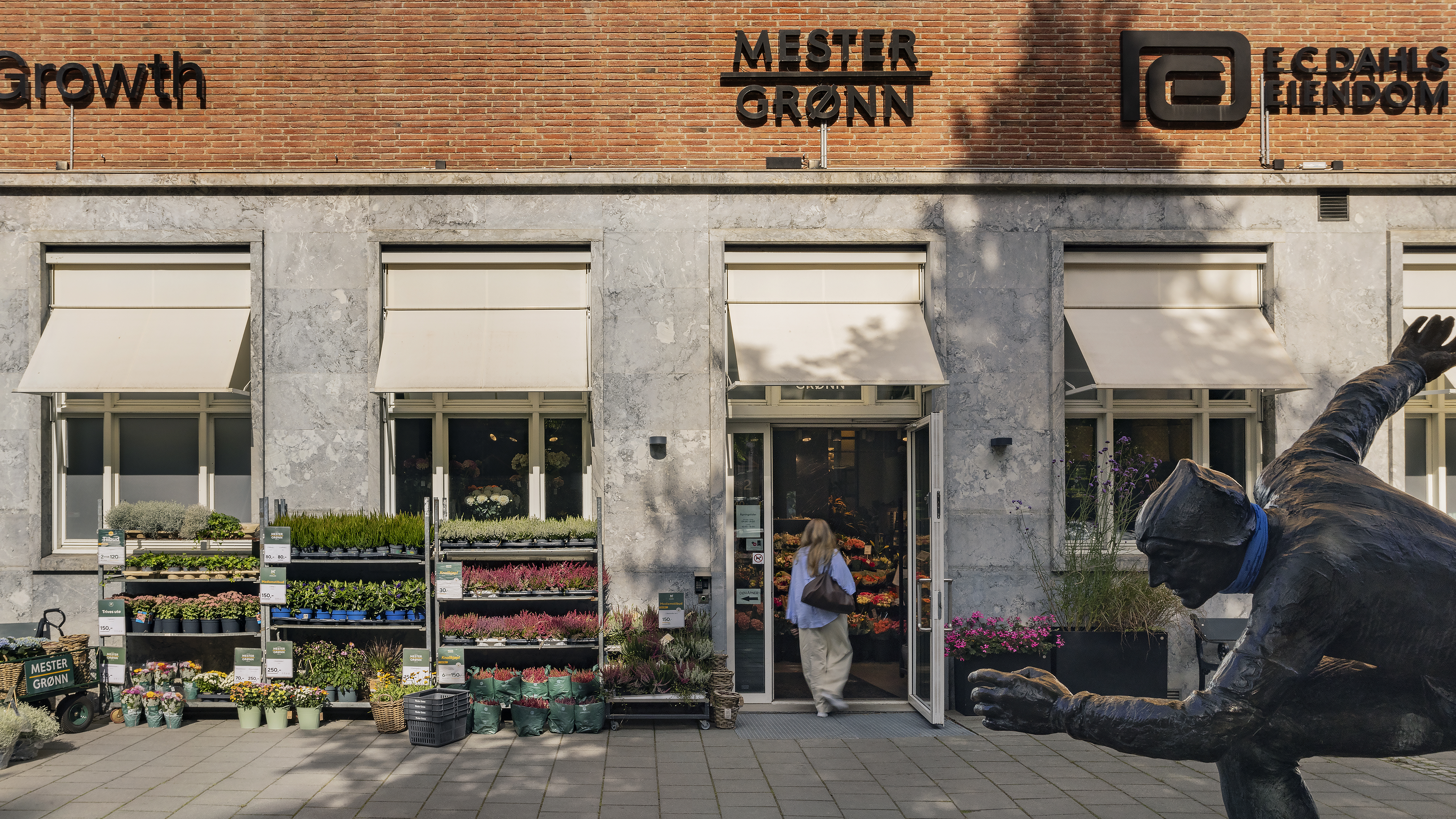 Tidligere vindu er skåret ned til fortau og gir plass for ny dør