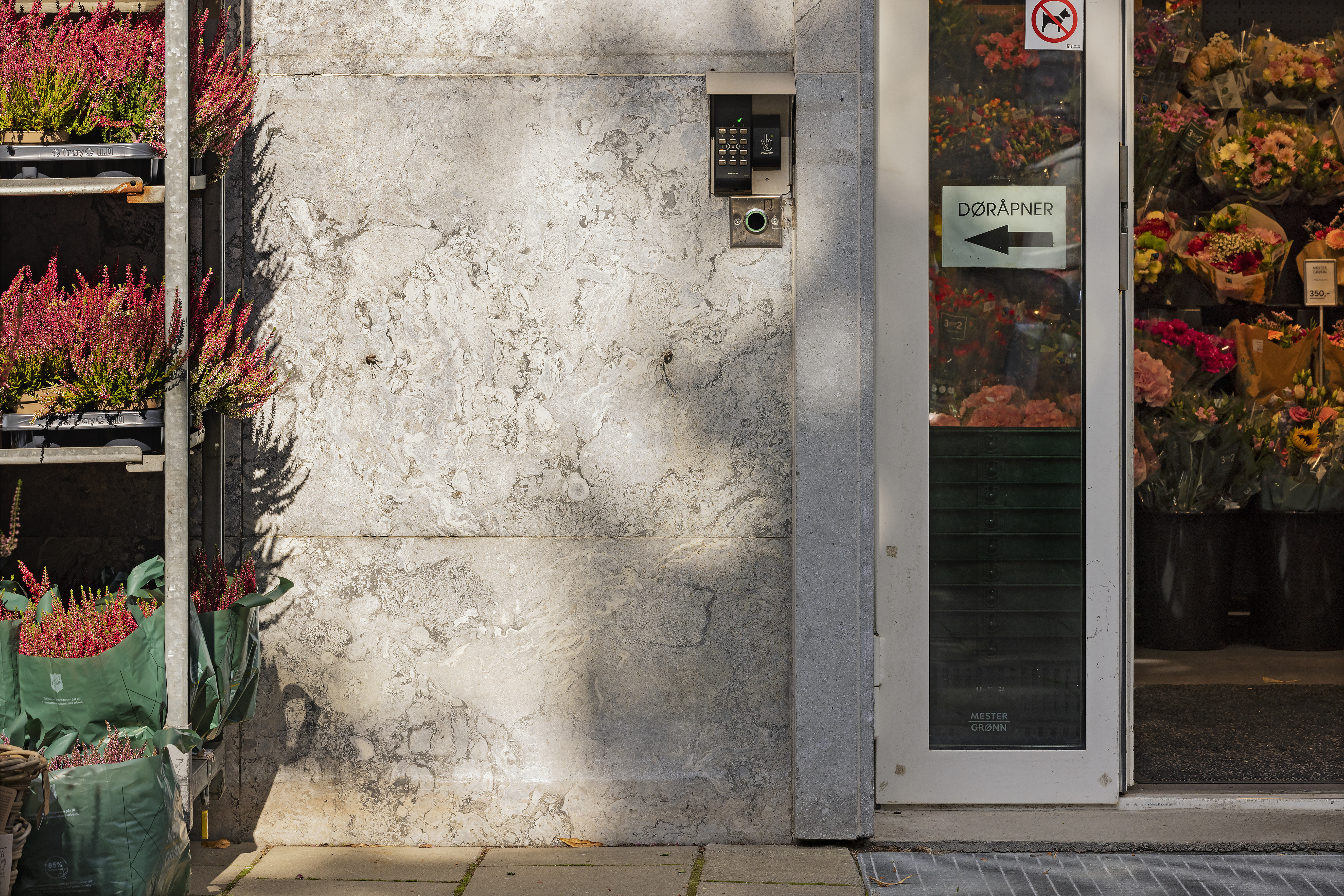 N&aelig;rbilde av d&oslash;r til butikk med d&oslash;r&aring;pner p&aring; venstre side av d&oslash;ren