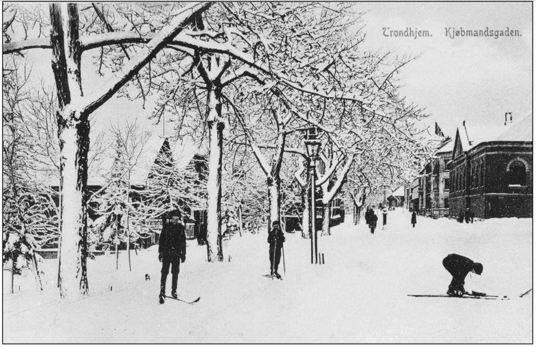 Eldre foto av barn som g&aring;r p&aring; ski i Kj&oslash;pmannsgata.