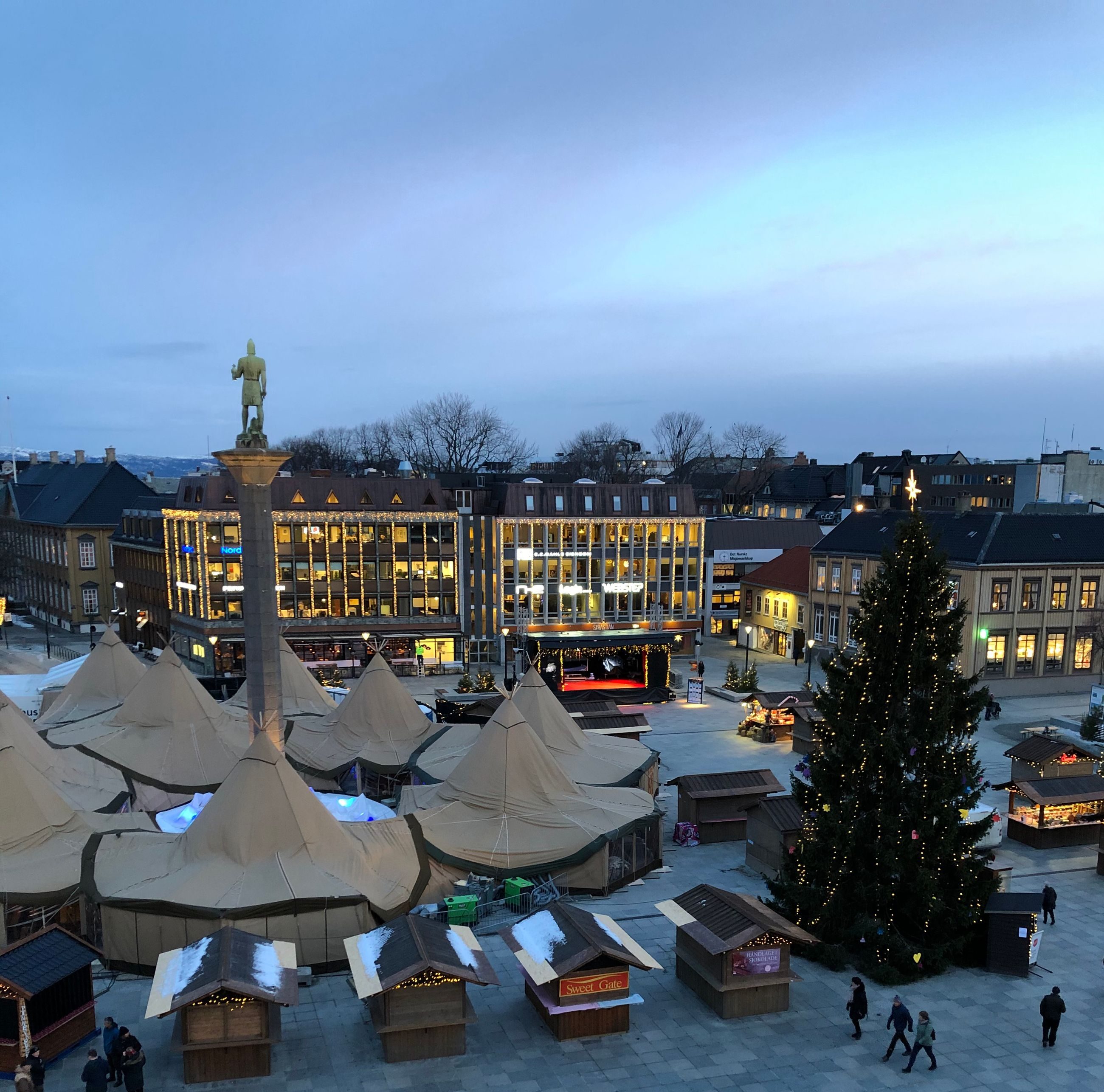 Oversiktsbilde torvet med lavvoer