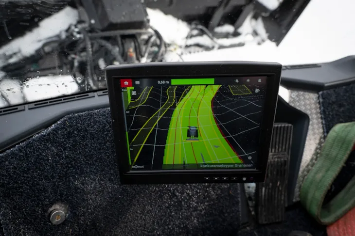 Nærbilde av GPS-skjermen i løypemaskinen.