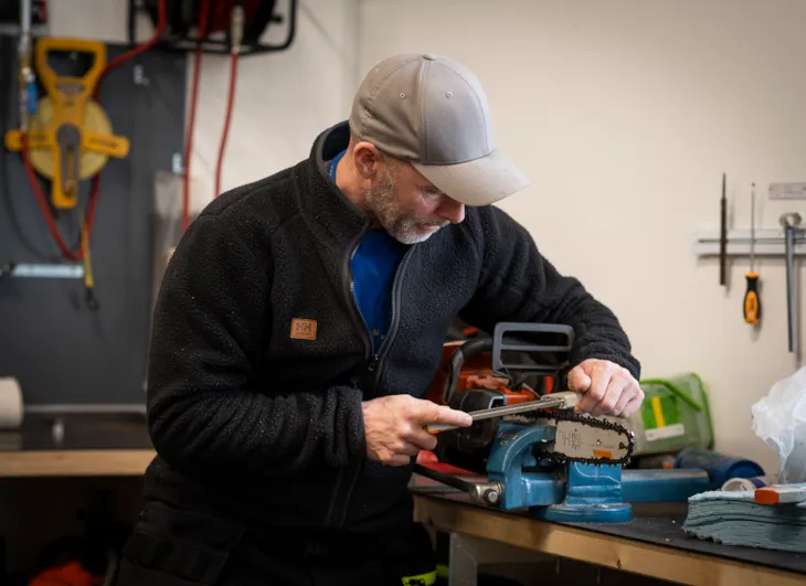 Roger sliper bladet på ei motorsag.