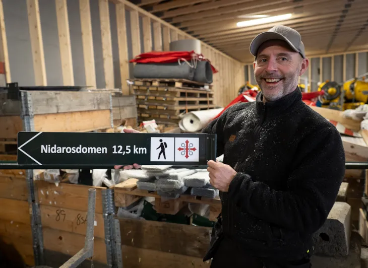 Roger holder et skilt som det står Nidarosdomen på