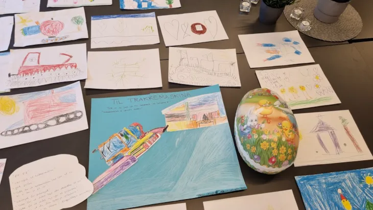 Bilde av plakater og hilsener fra barnehagebarn