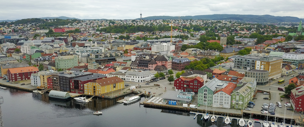 Dronebilde over bryggene i Fjordgata