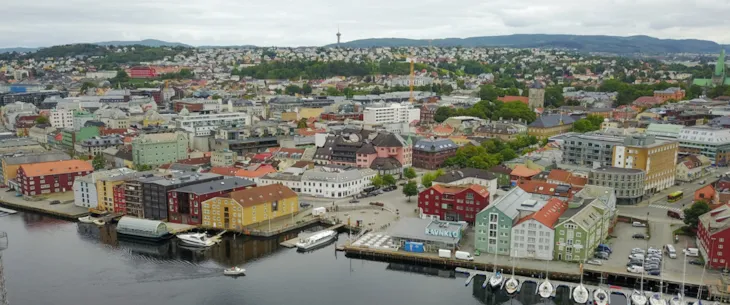 Dronebilde over bryggene i Fjordgata