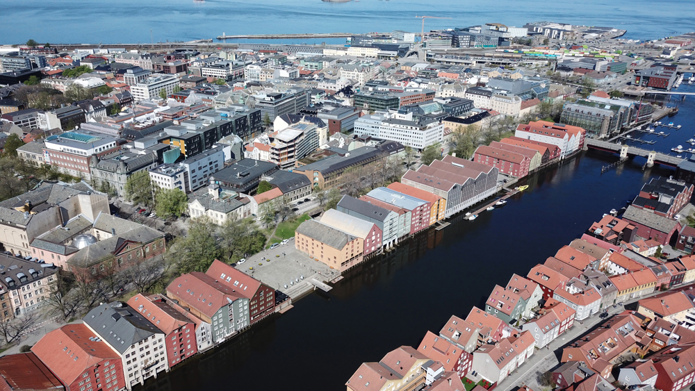 Dronebilde over Nidelva og bryggene i Kjøpmannsgata