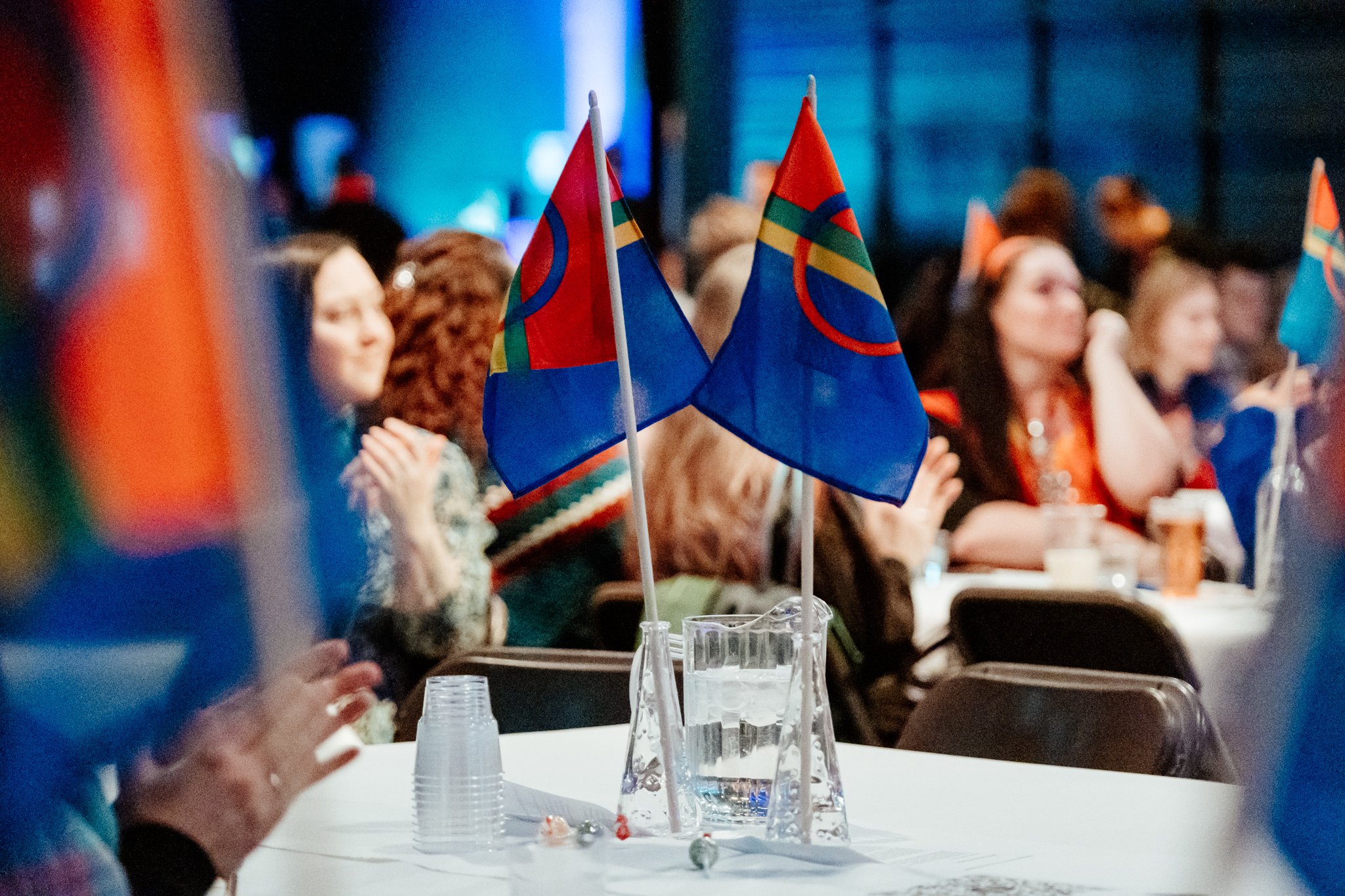 Bordene er pyntet med samenes flagg