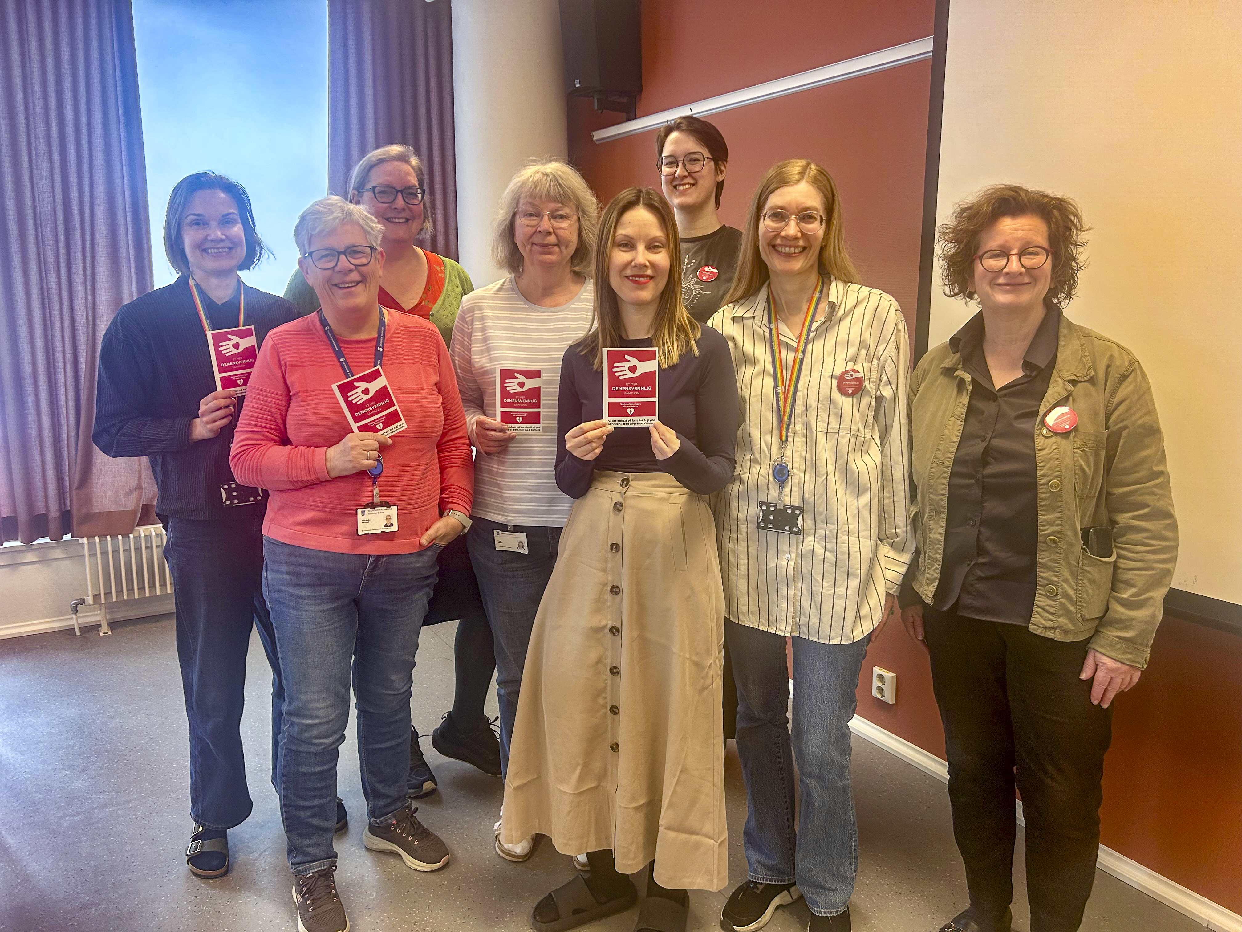 En gruppe ansatte fra biblioteket som har vært på kurs i demensvennlig samfunn 