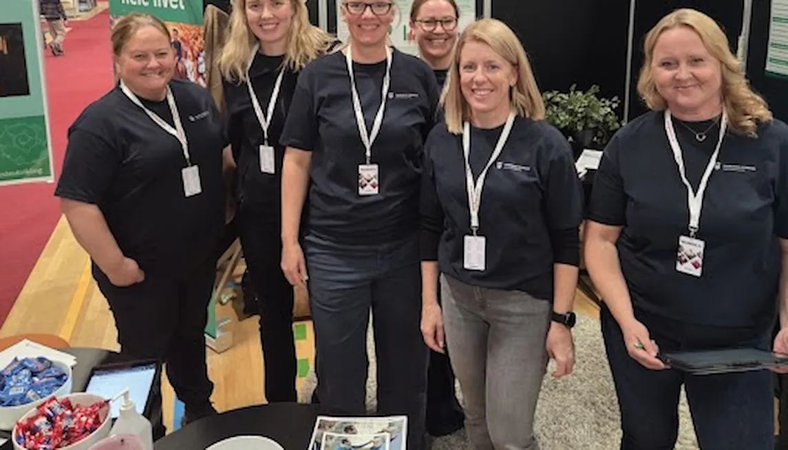 En gruppe ansatte ved Enhet for ergoterapitjeneste på stand på boligmessa i Trondheim spektrum