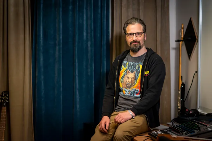 Pål Tore sittende inne i fritidsklubbens lydrom.