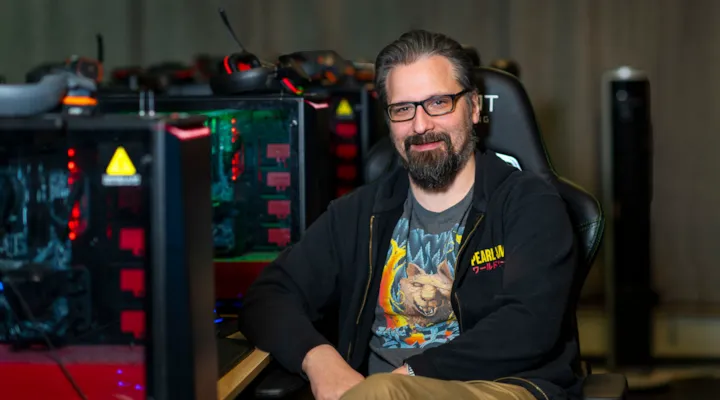 Pål Tore sitter på en stol ved siden av en rekke harddisker i gamingrommet på Lade fritidsklubb.