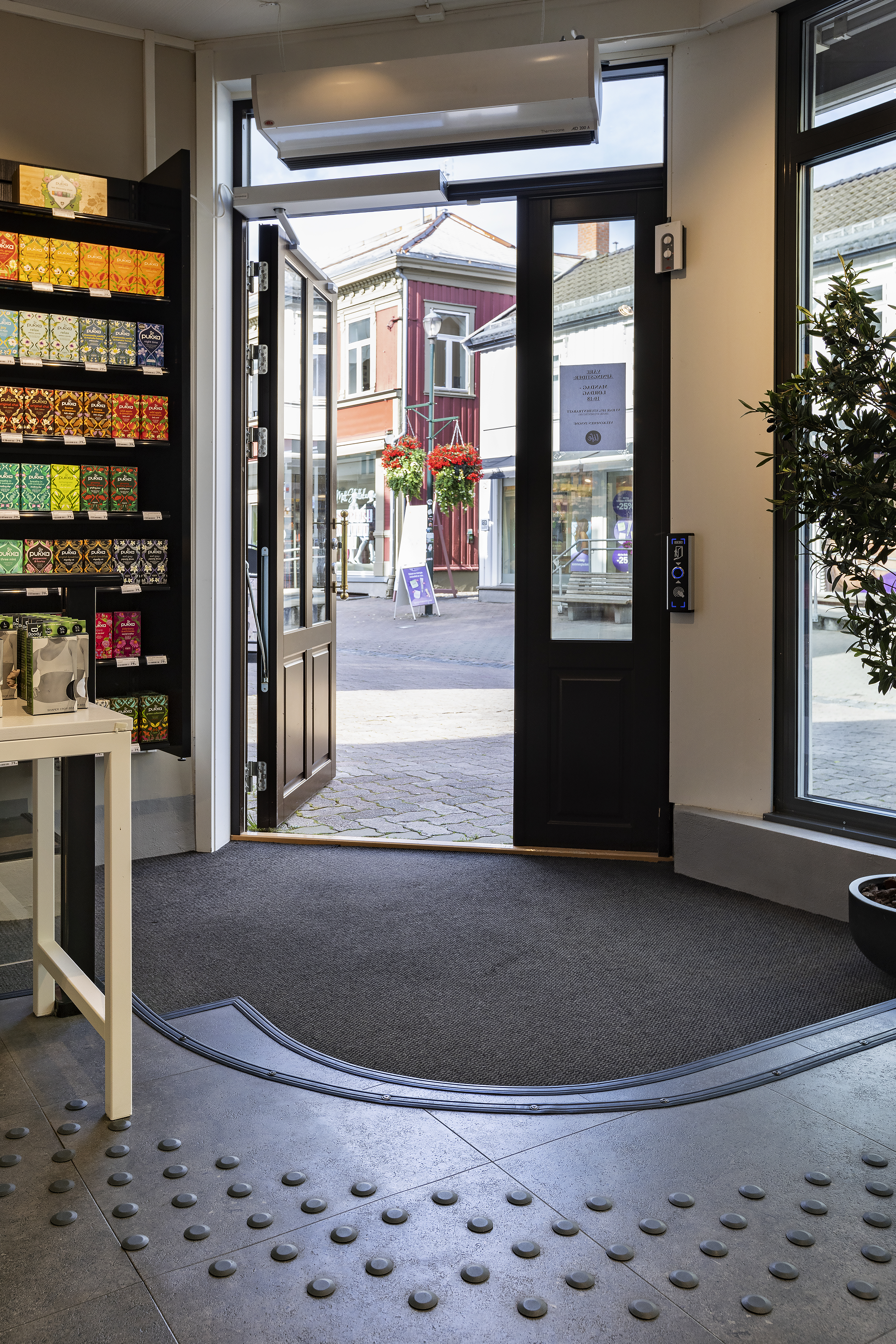 topp av trapp med runde knotter som markeringsfelt og sorte trappeneser som kontraster p&aring; trappen