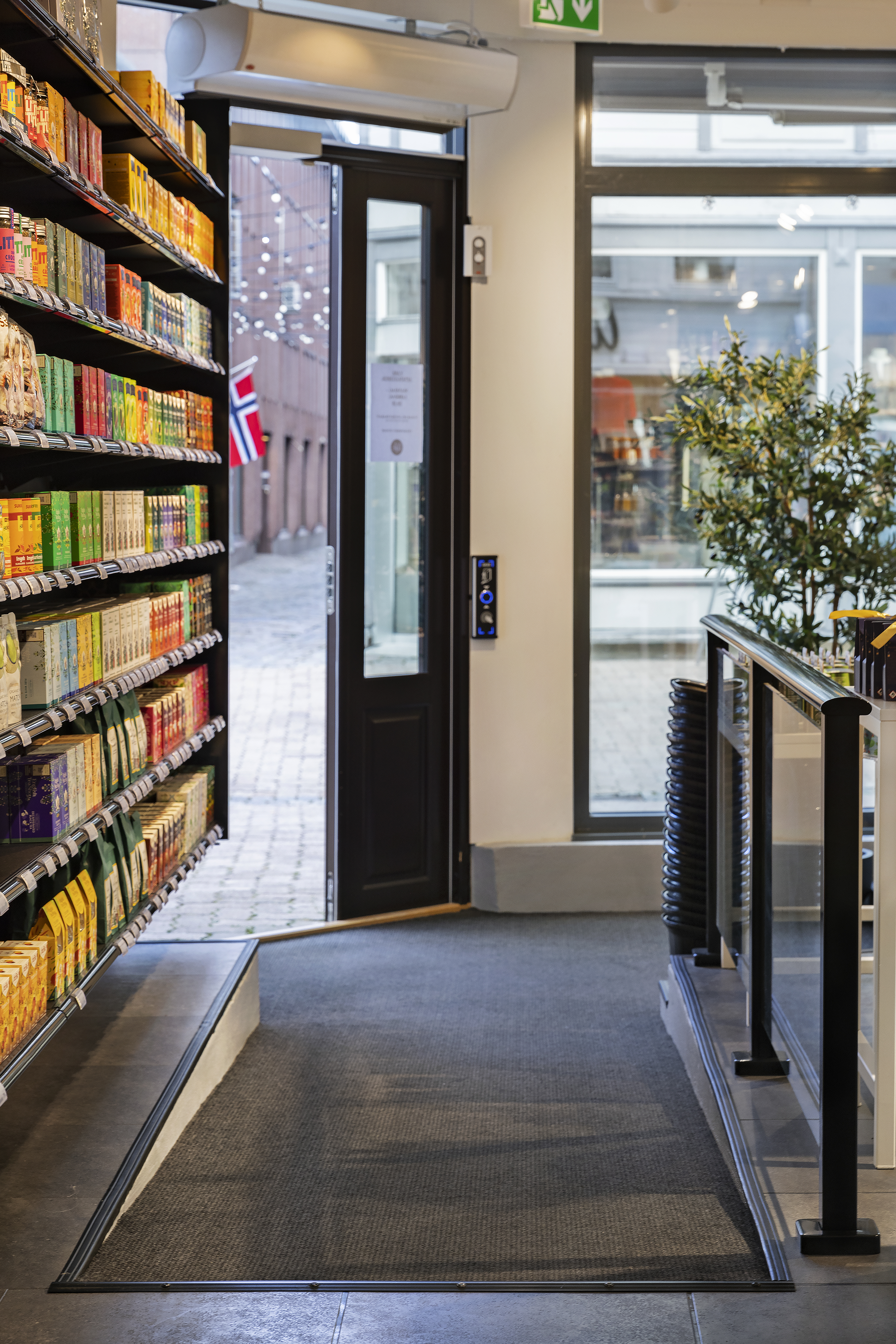 rampe med rekkvek p&aring; siden