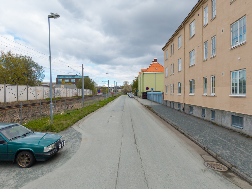 Bilde av gate, bil og blokk i Biskop Sigurds gate