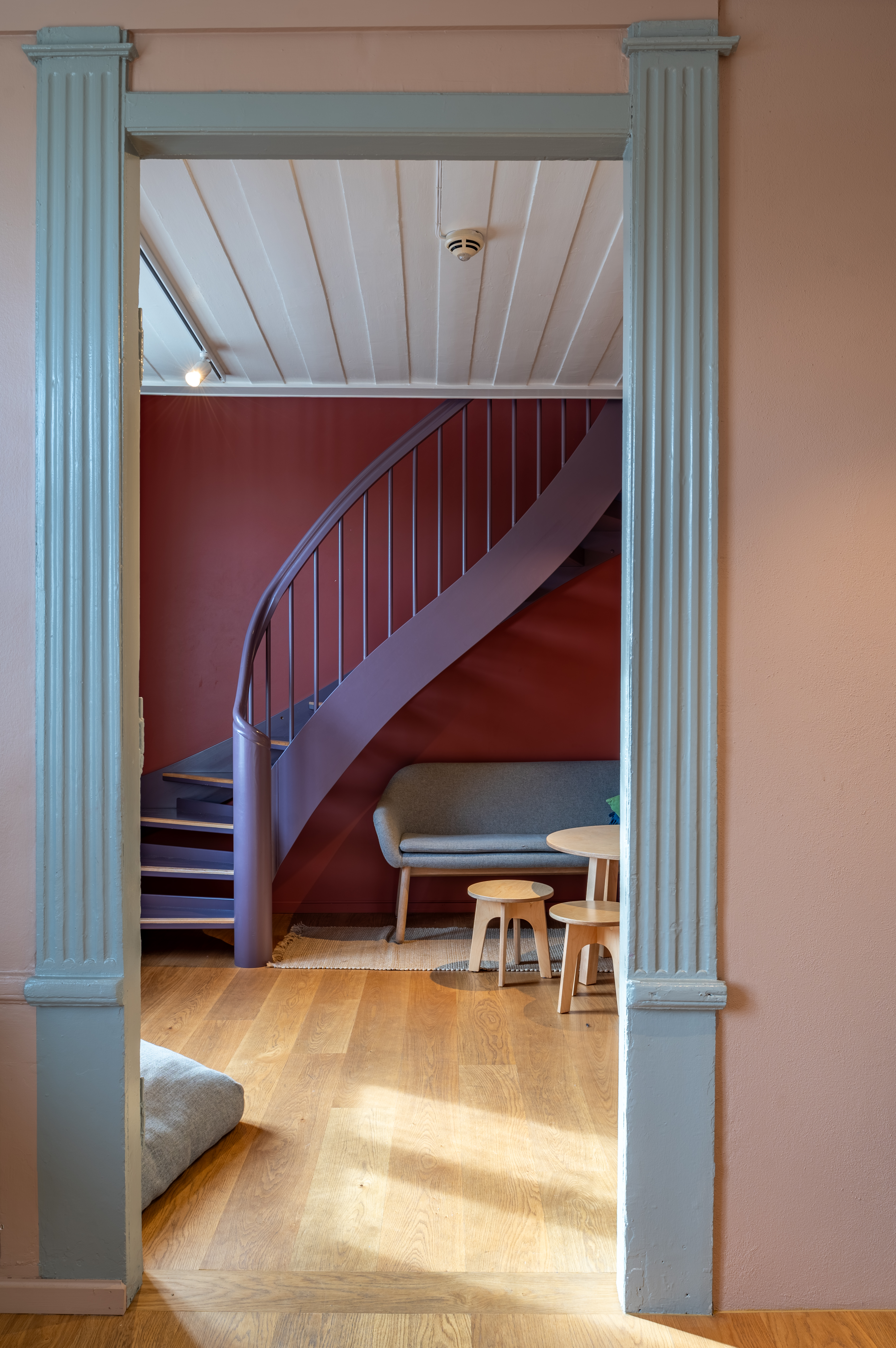 Detaljerte lister rundt en døråning