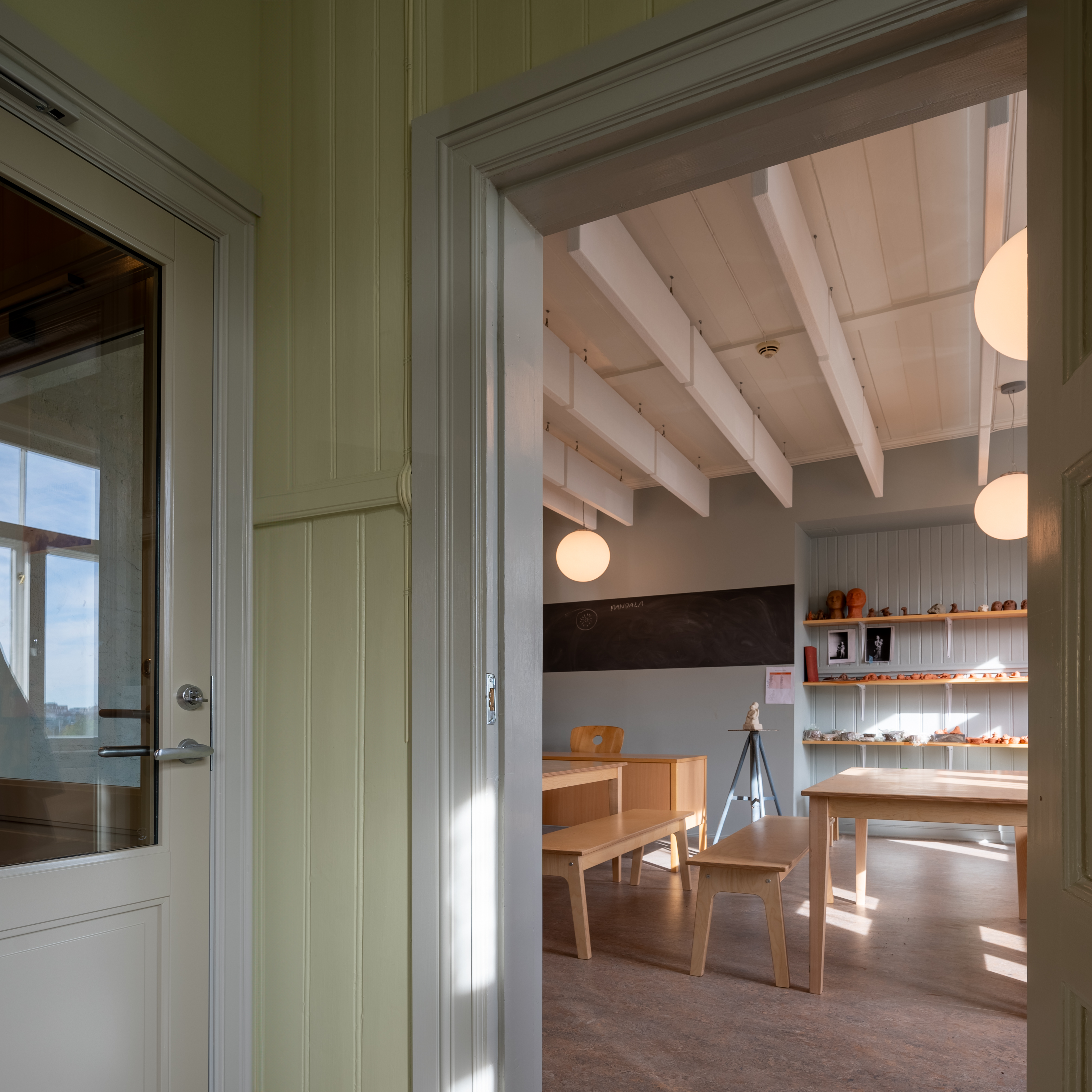 Verksted med arbeidsbord