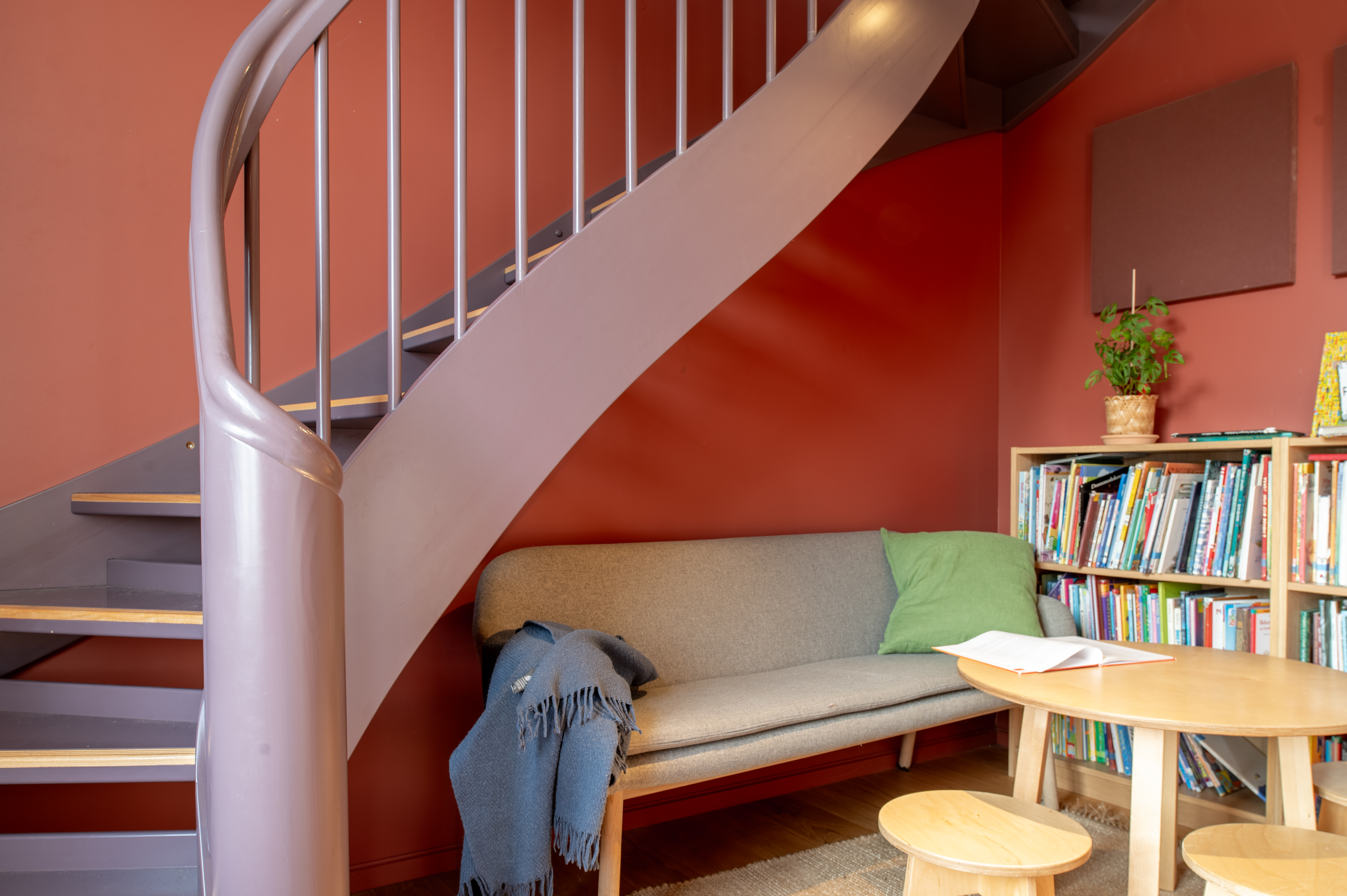 Trapp i en fargerik stue