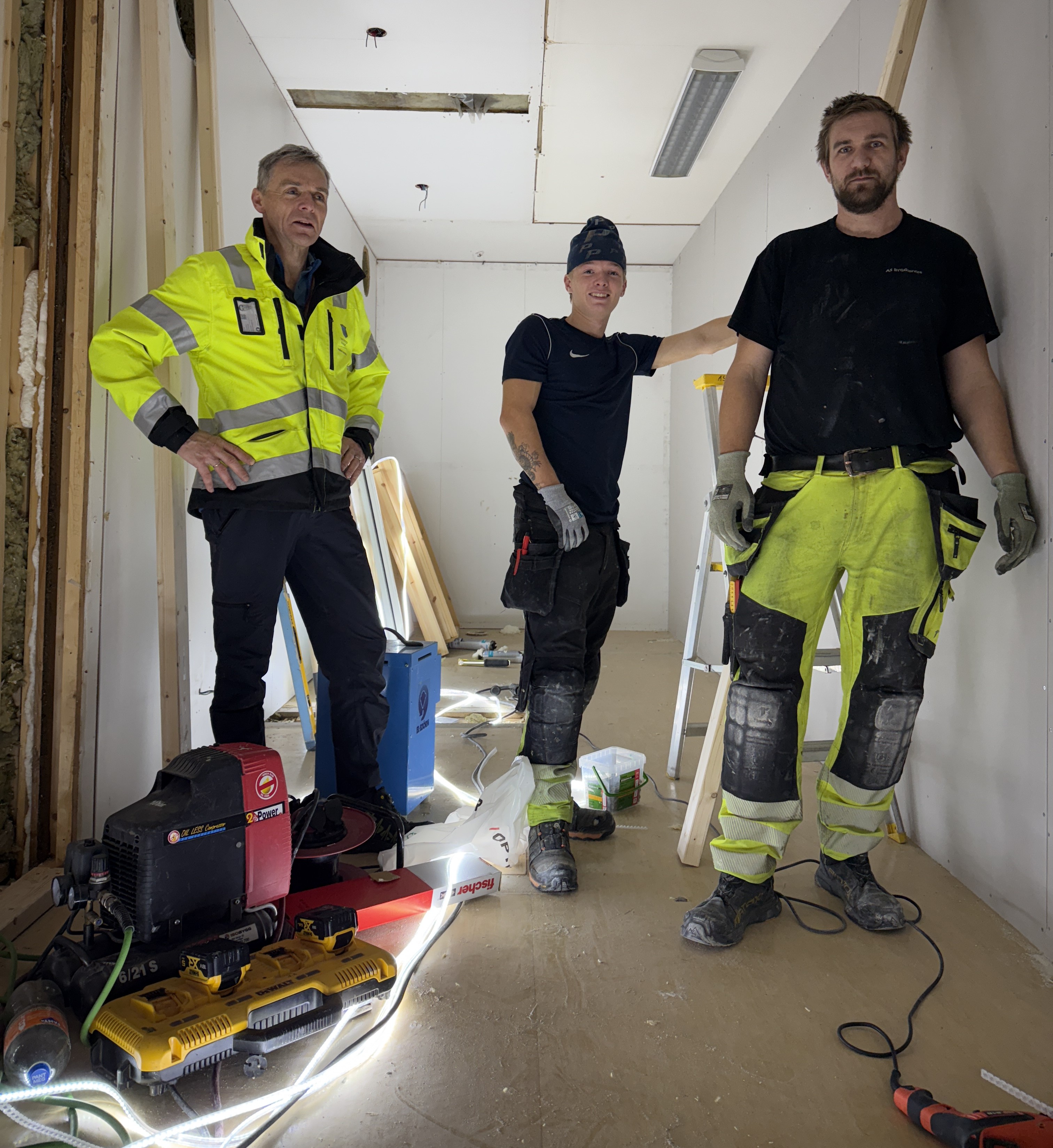 Arbeidere i en av sm&oslash;rebodene