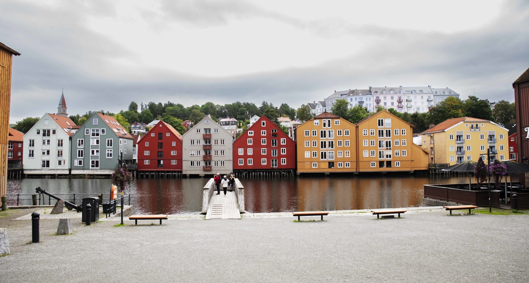 Utsikt over bryggerekka langs Nidelva