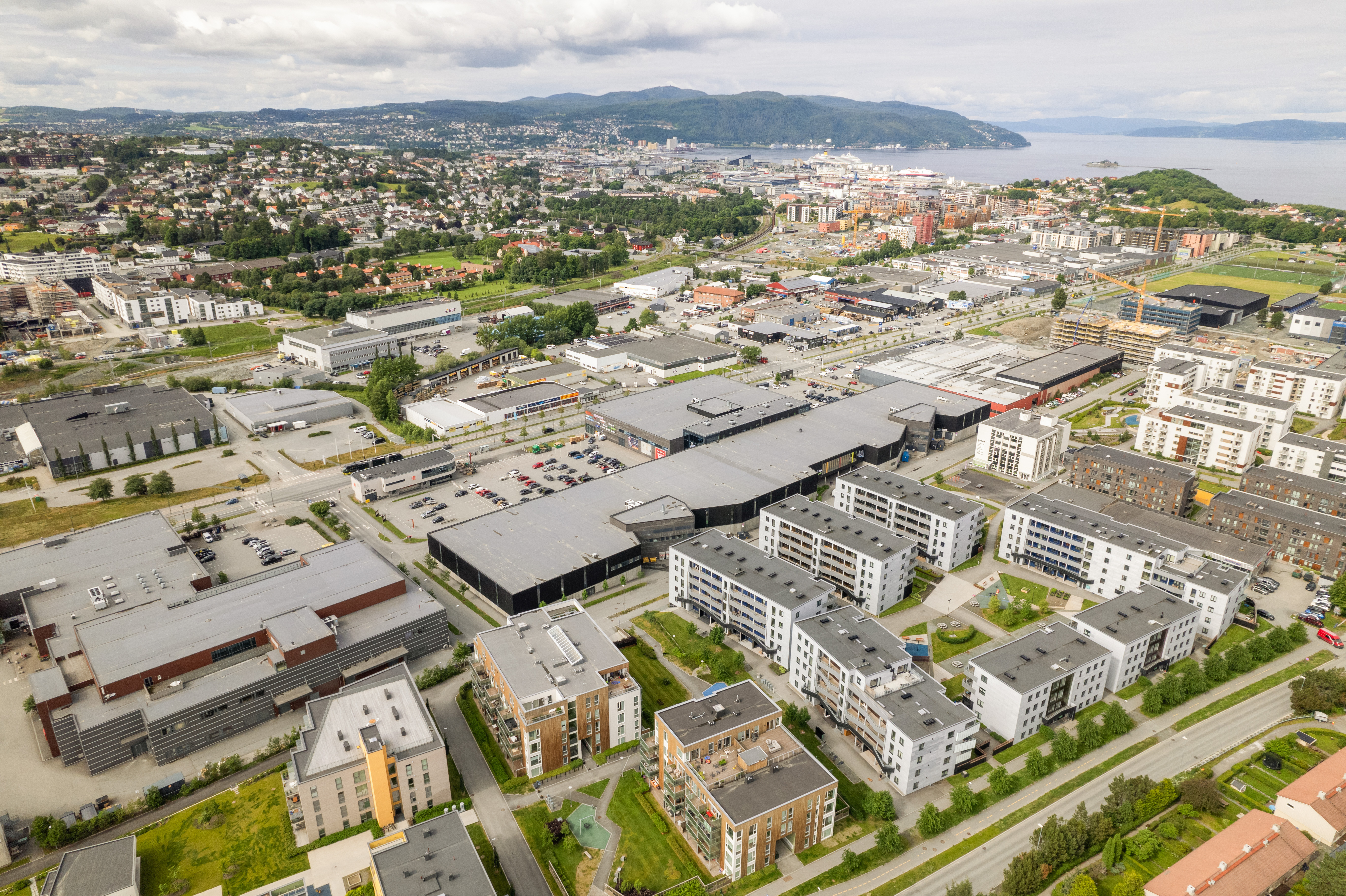 Dronebilde av Ladesletta med næringsbygg i Haakon VIIs gate