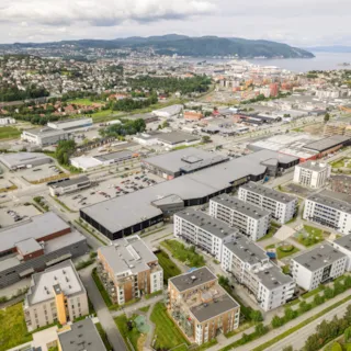 Dronebilde av Ladesletta med næringsbygg i Haakon VIIs gate