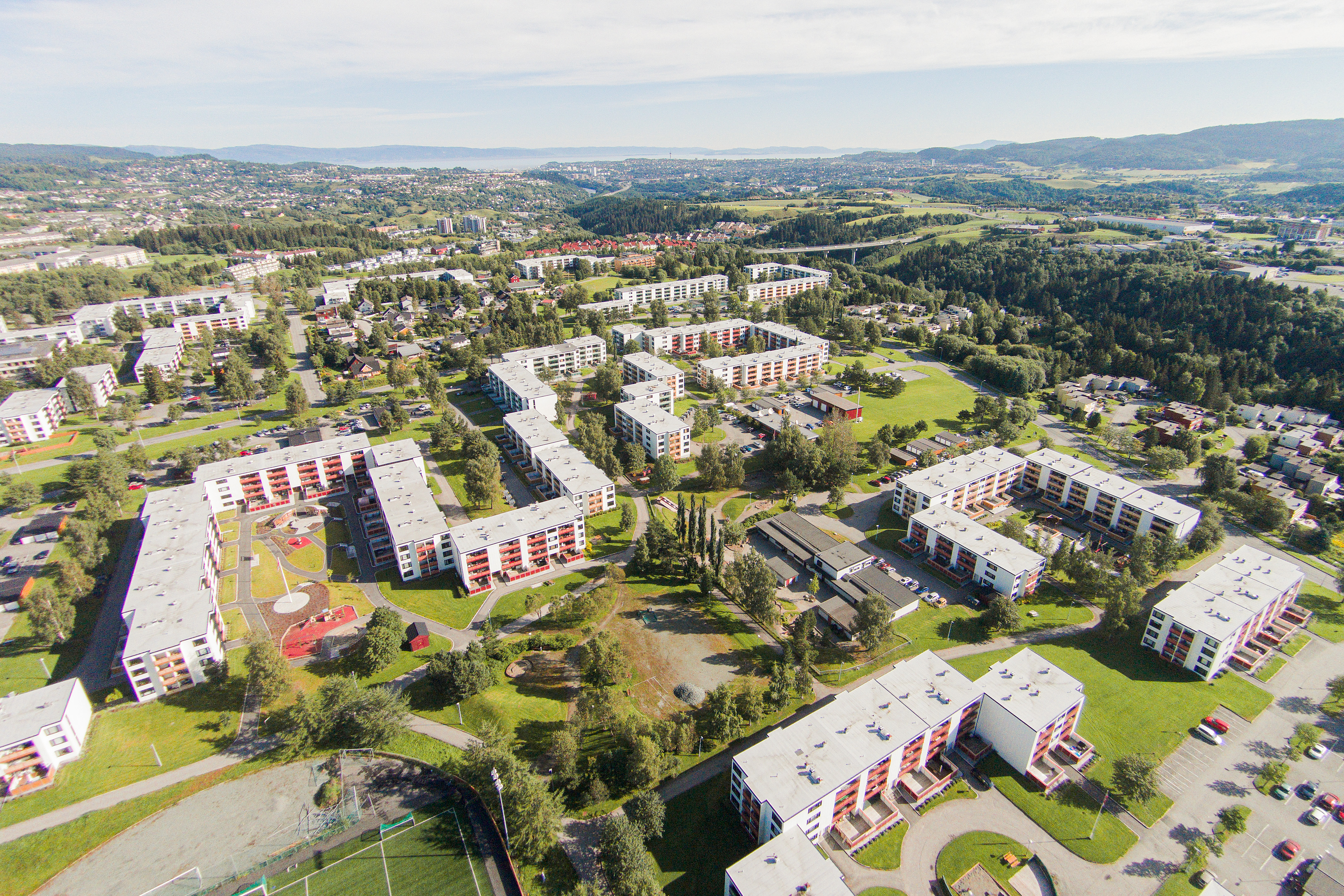 Dronebilde av Saupstad med definerte gårdsrom og modernistiske bygninger