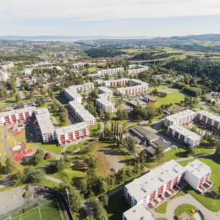 Dronebilde av Saupstad med definerte gårdsrom og modernistiske bygninger