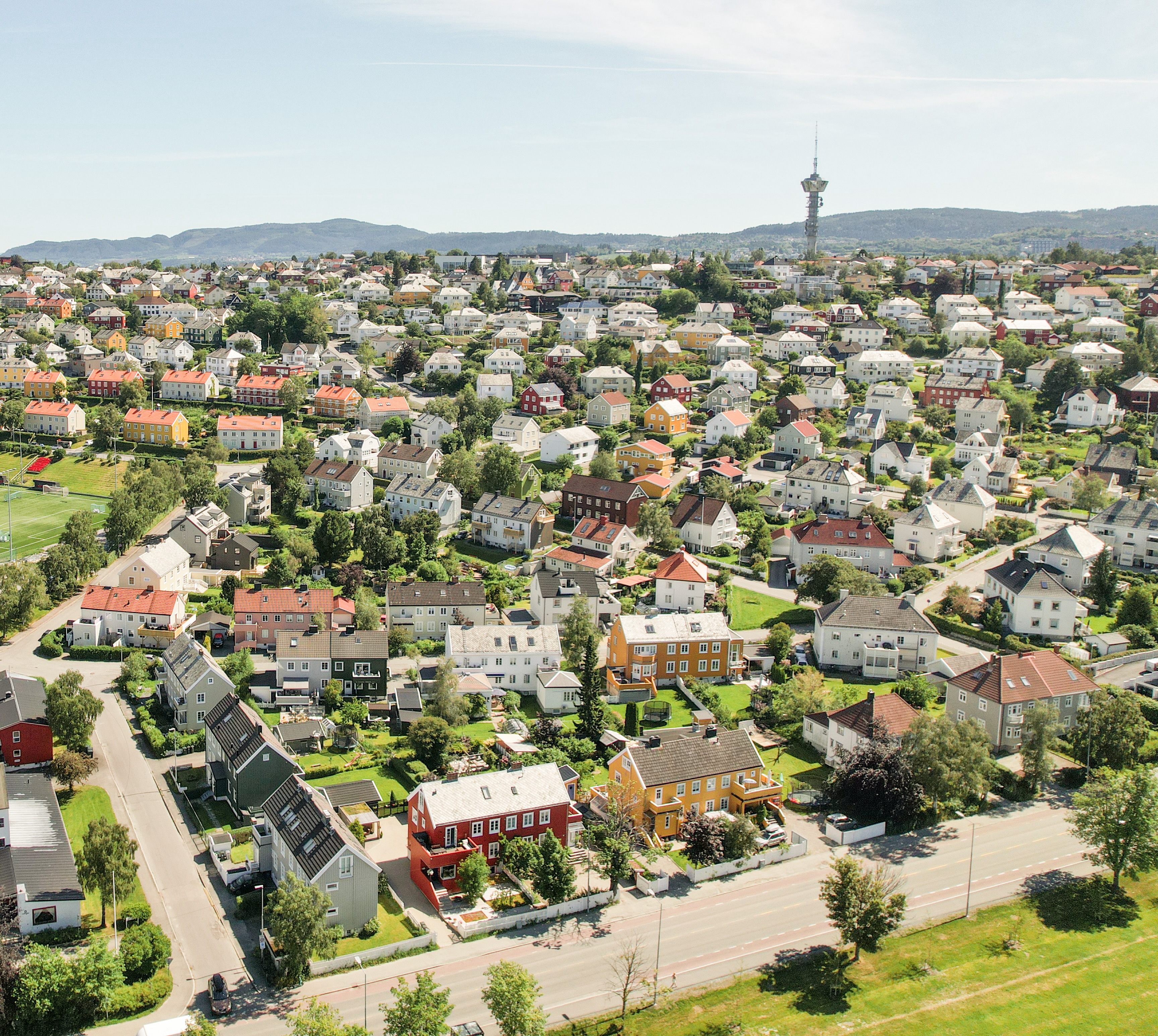 Dronebilde av Tyholt med Tyholttårnet i bakgrunnen