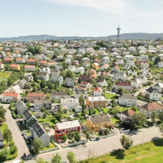Dronebilde av Tyholt med Tyholttårnet i bakgrunnen
