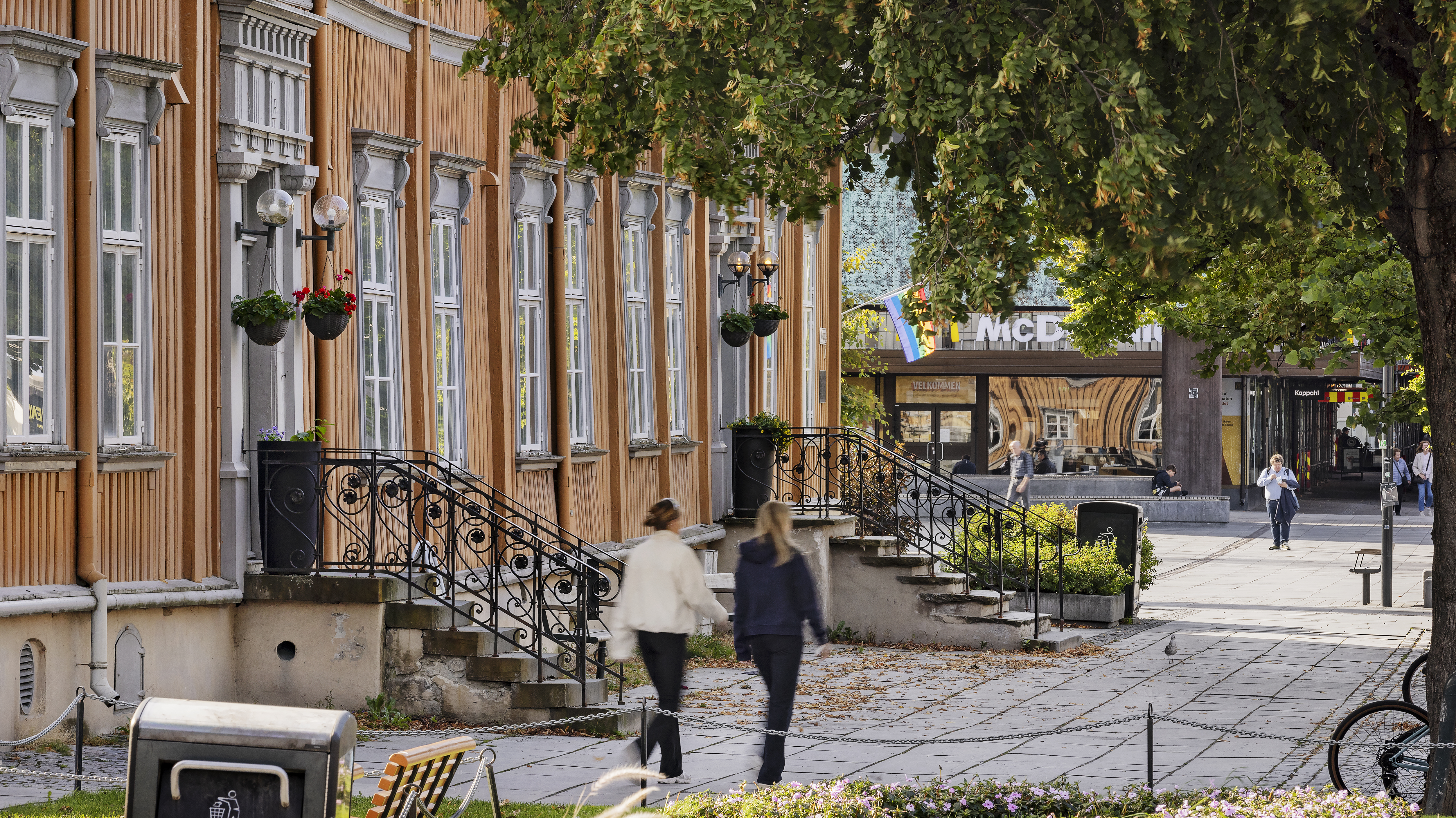 hovedfasade mot kongens gate med h&oslash;ye trapper