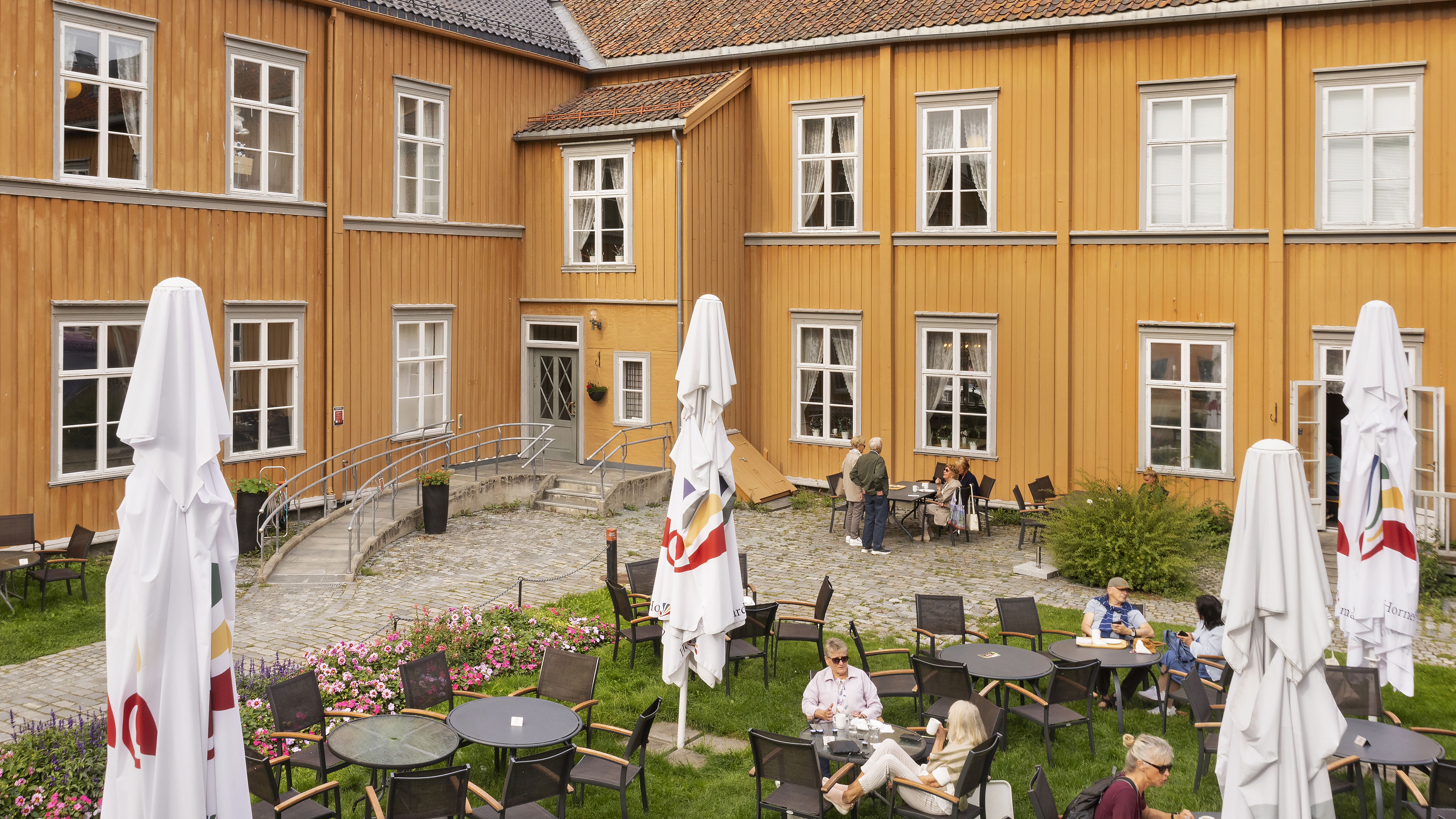 hagen og to av fløyene med en rampe lagt inn mot inngang i hjørne