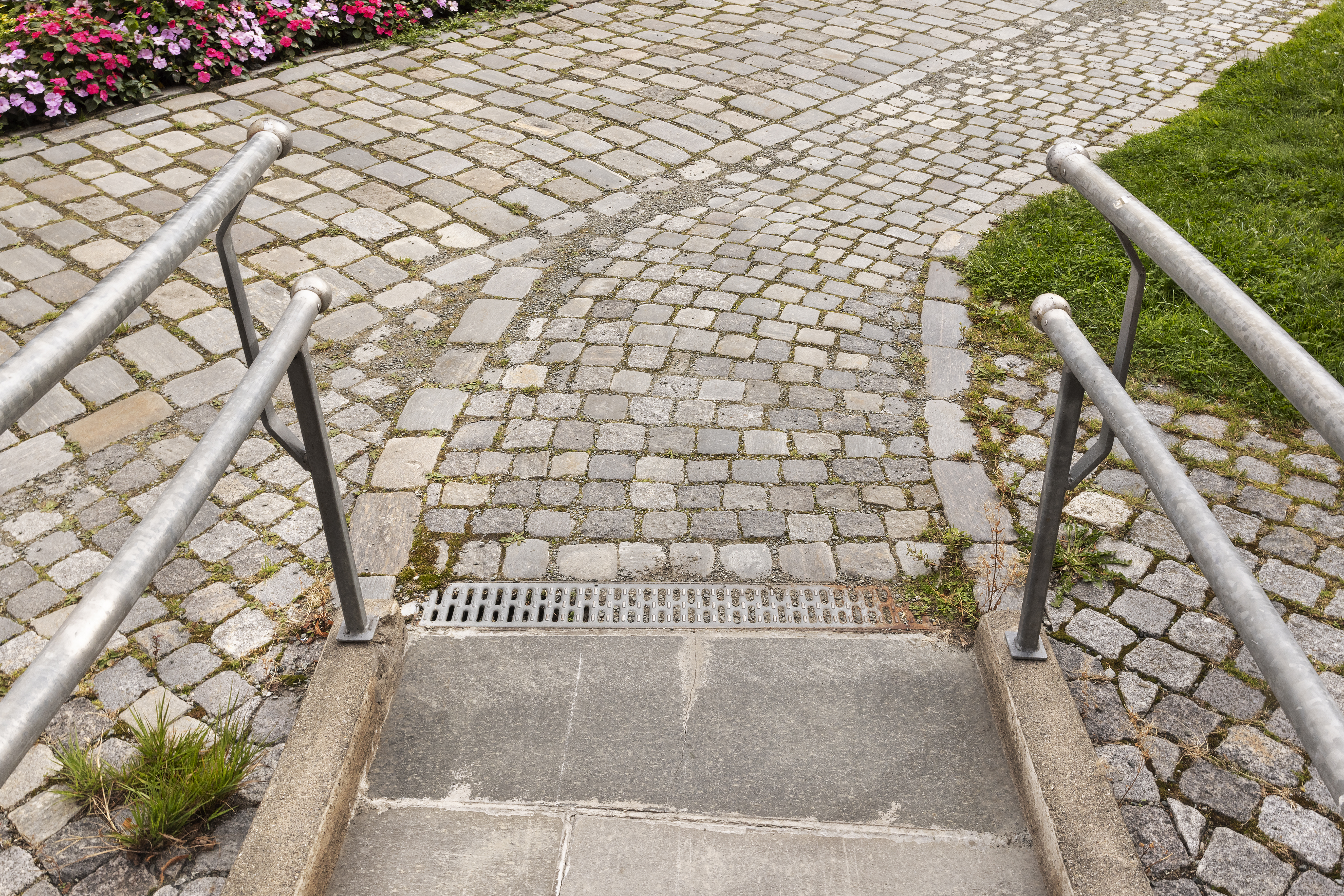 ulike typer belegningsstein i bunnen av rampe