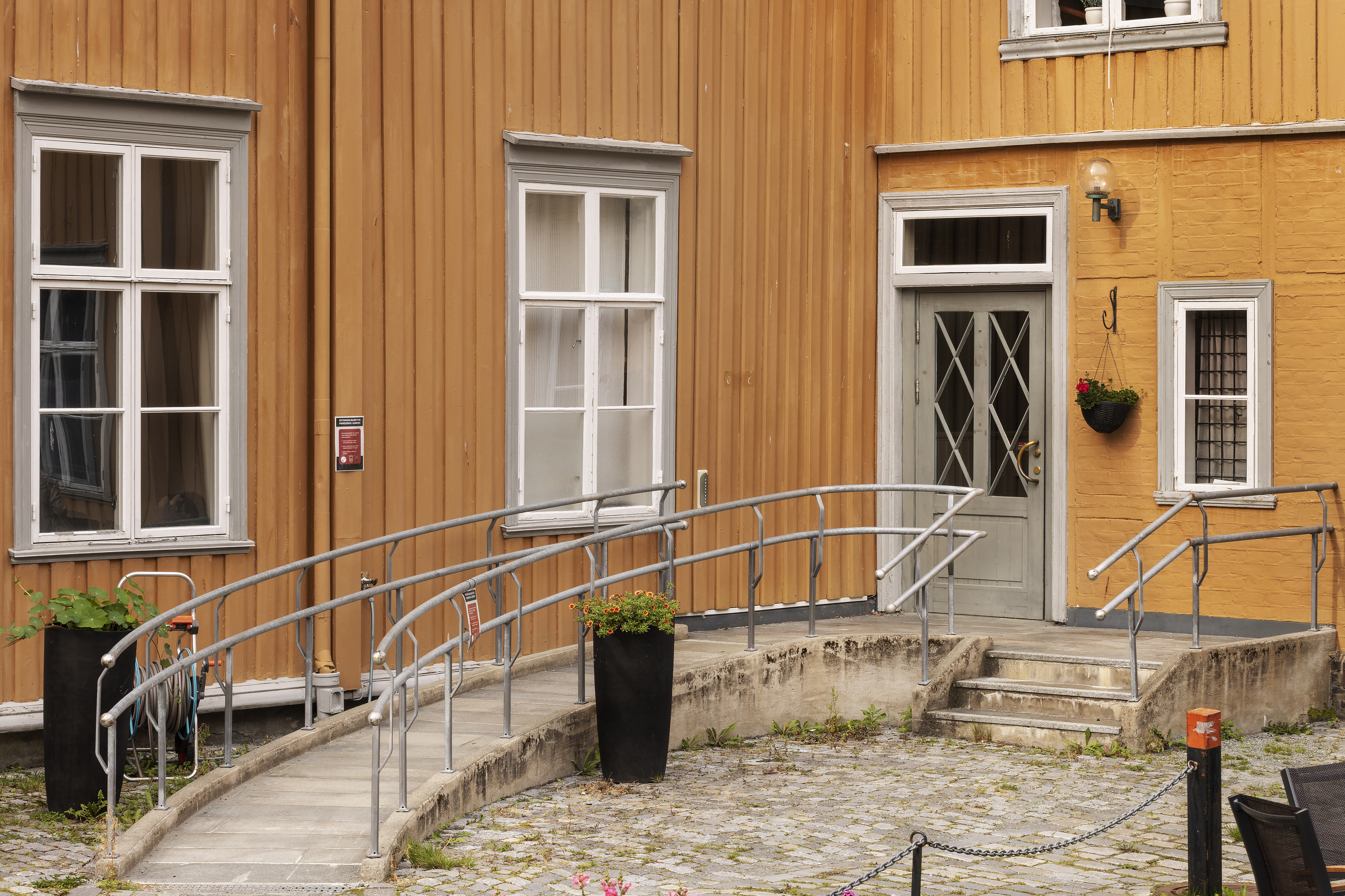 viser hele rampen og trapp ved siden av 