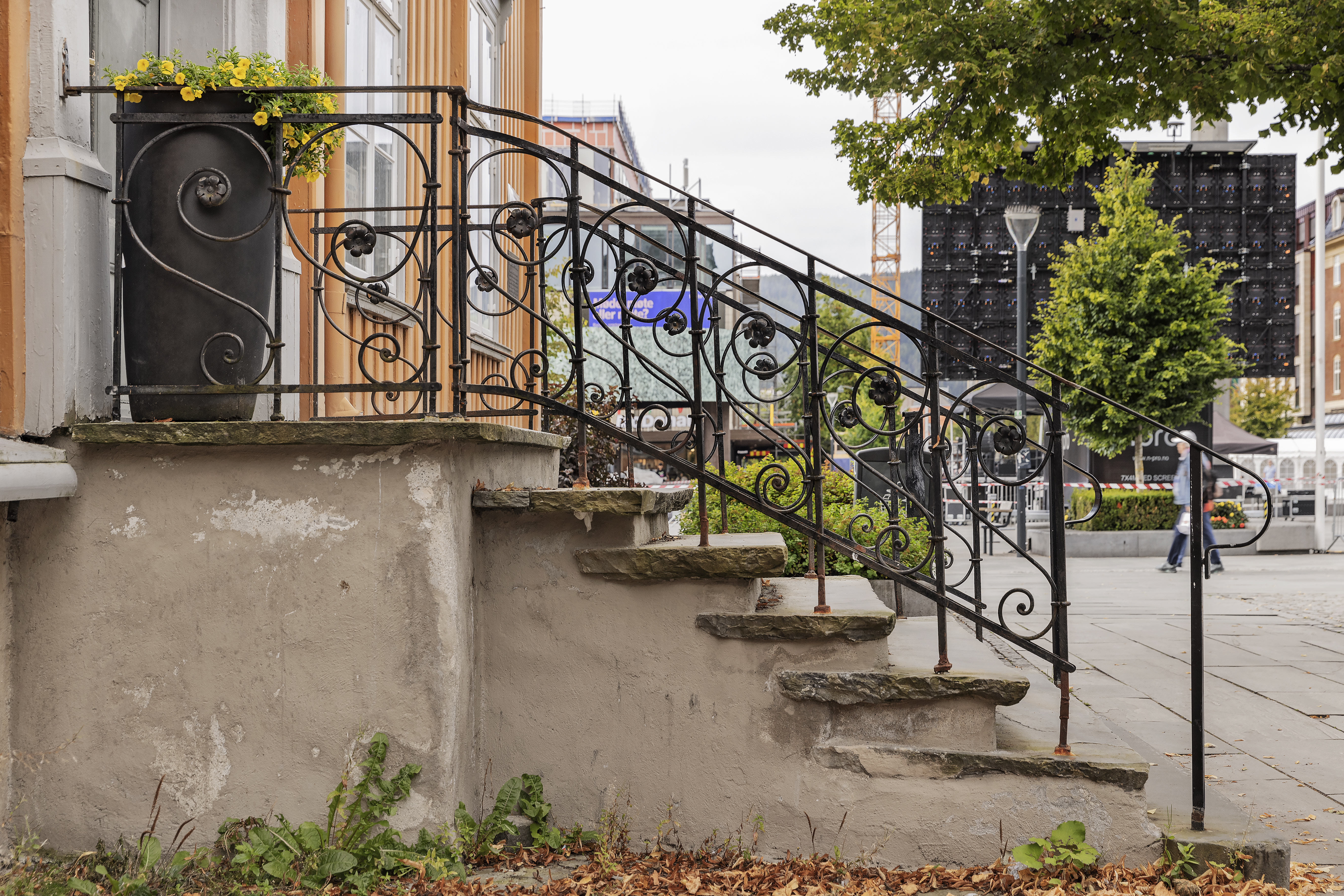 n&aelig;rbilde av gammel trapp med rekkverk