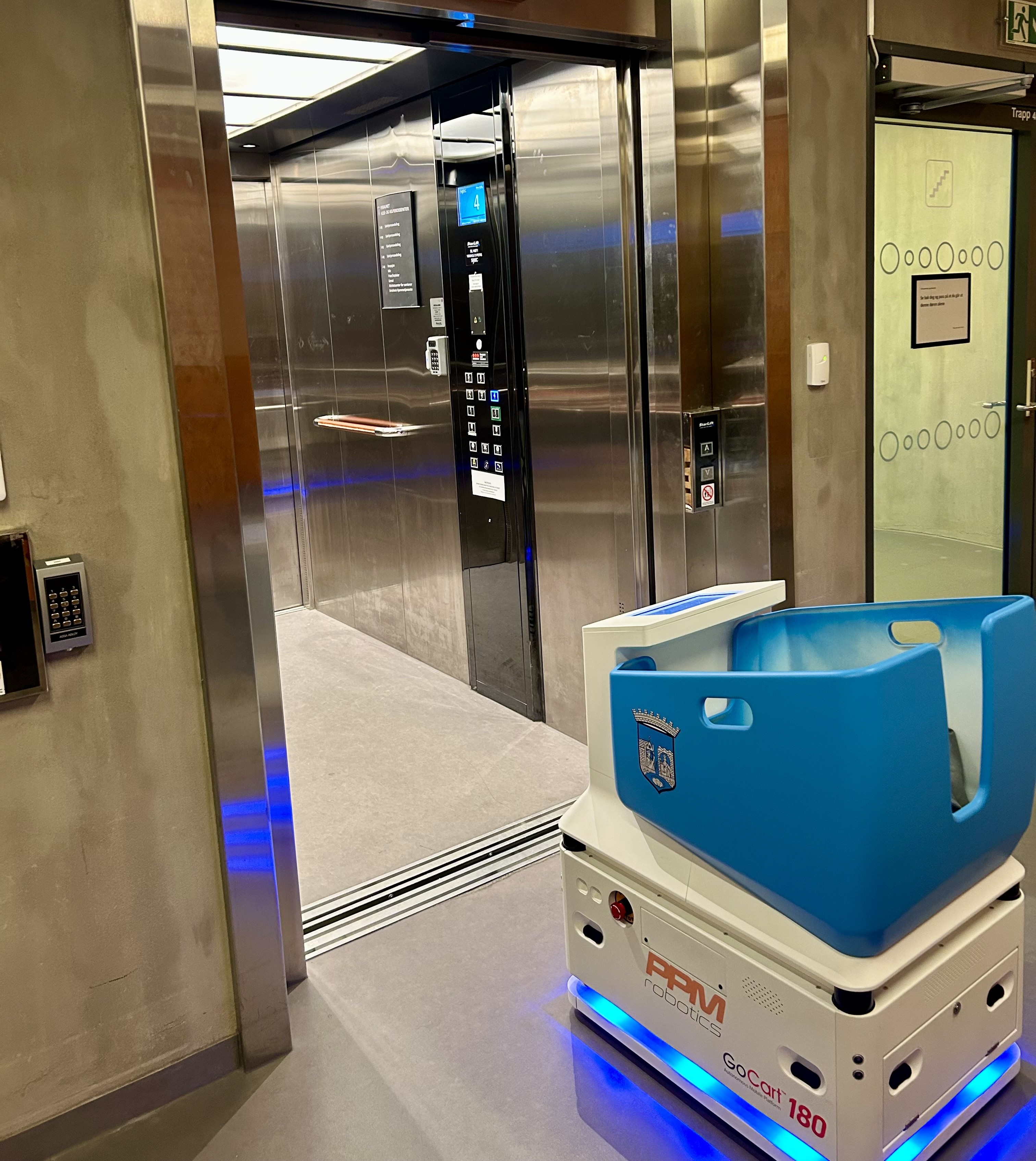 Servicerobot p&aring; vei inn i heisen