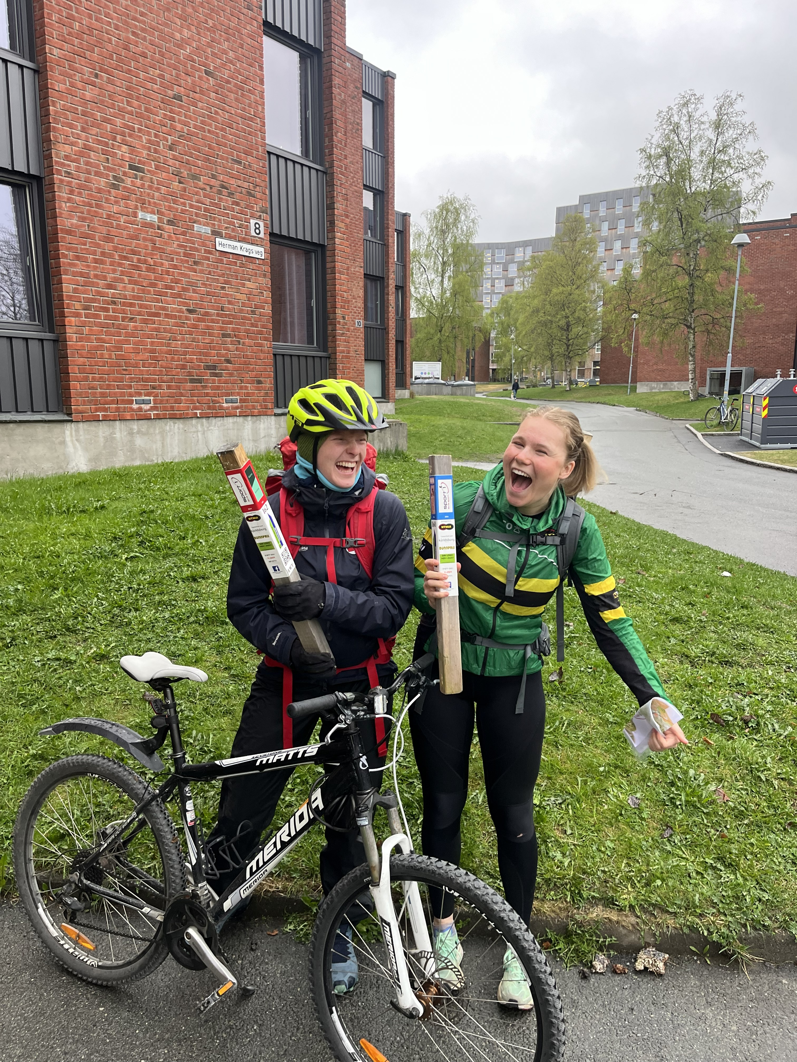 To representanter fra NTNUI Orientering som skal ut &aring; sette ut stolper. som 