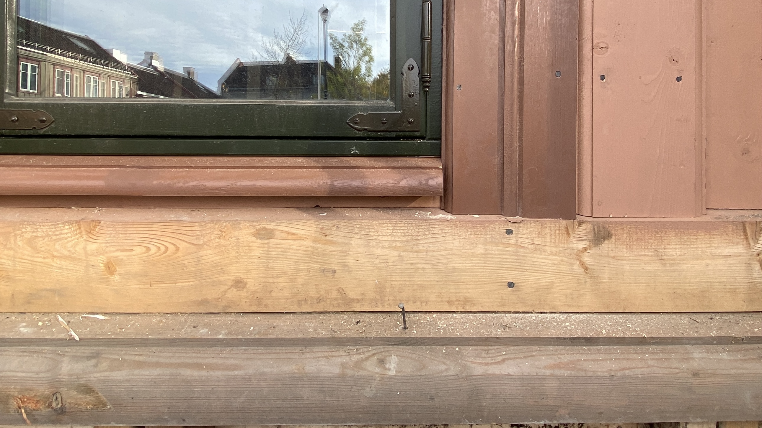 Detalj av listverk under vinduer