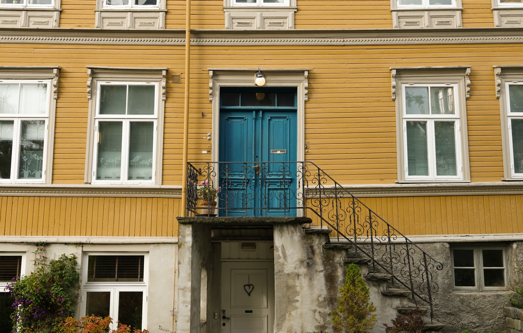 En bratt trapp i skifer med rekkverk i smijern. 