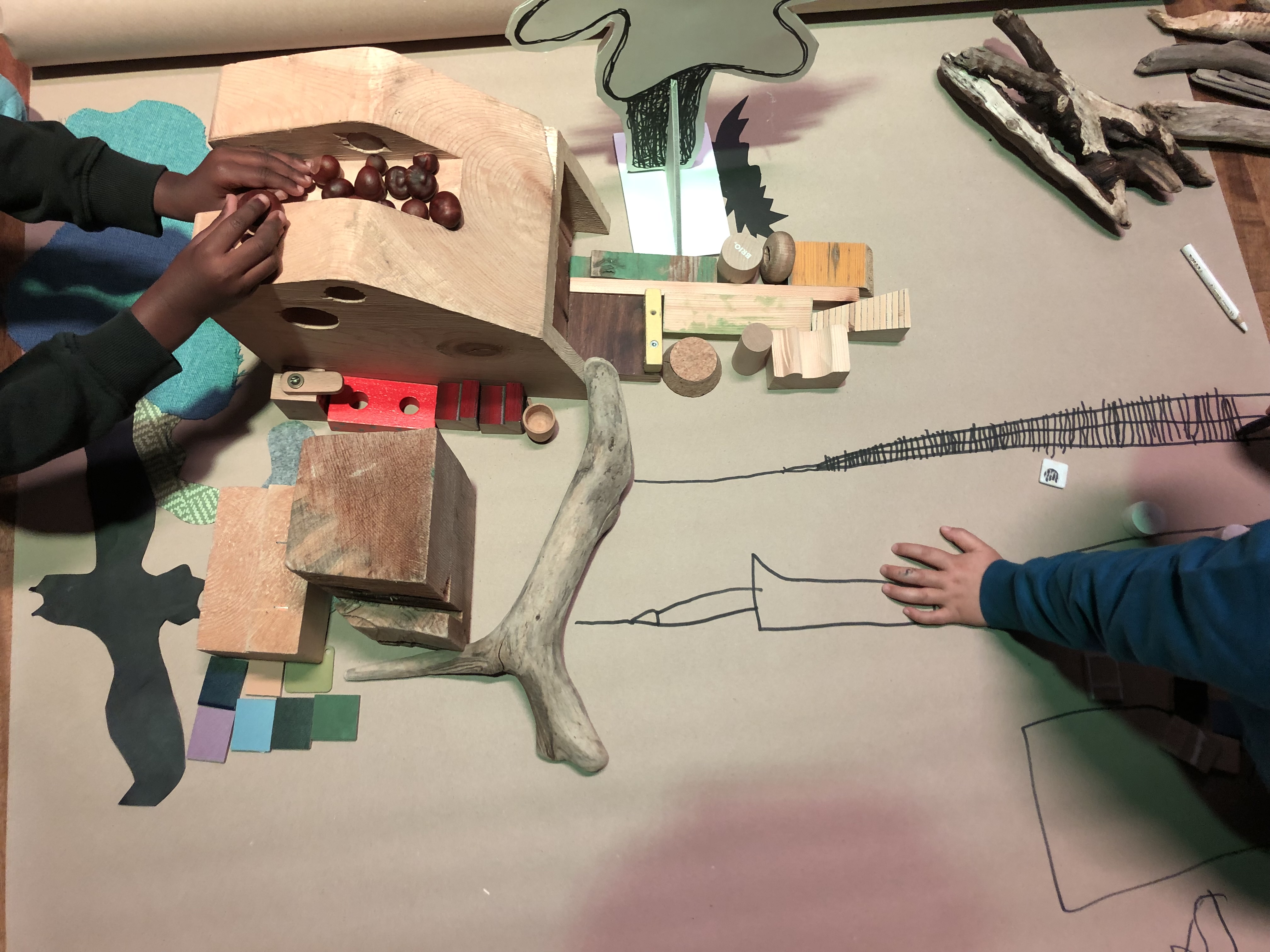 Bilde fra Følg streken. Barn som leker med åpne materialer