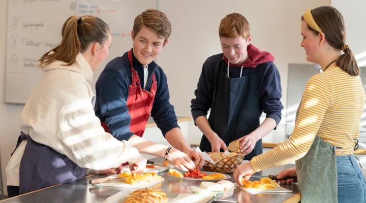 ungdommer som lager mat
