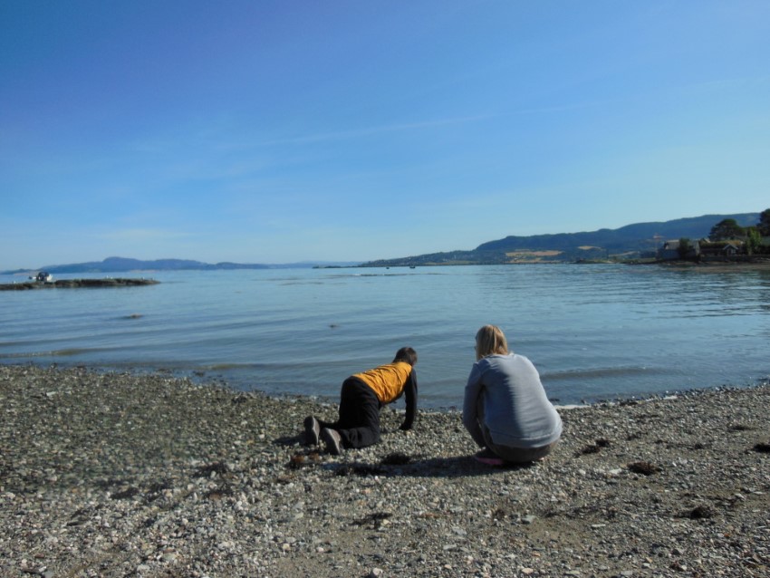 Elev og l&aelig;rer utforsker fj&aelig;ra