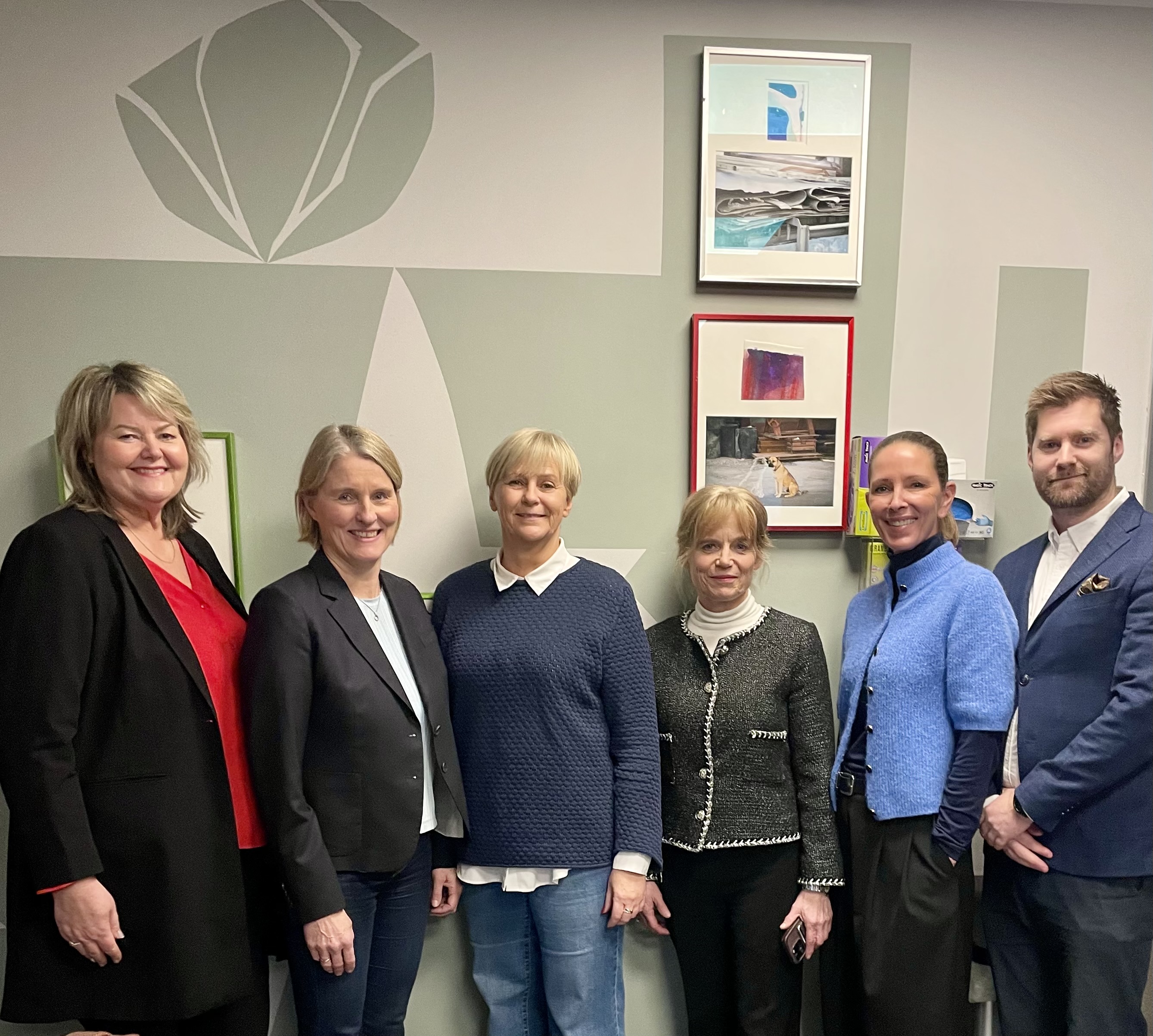 Fra venstre  Sølvi Margrethe Dahlen, enhetsleder NAV Lerkendal , Unni Skevik, enhetsleder NAV Falkenborg, Mona Stamnes, avdelingsleder Jarleveien, Berit Tiller, byråd for sosiale tjenester, Pia Bjordal enhetsleder Enhet for rustjenester og Martin Erlandsen, NAV 