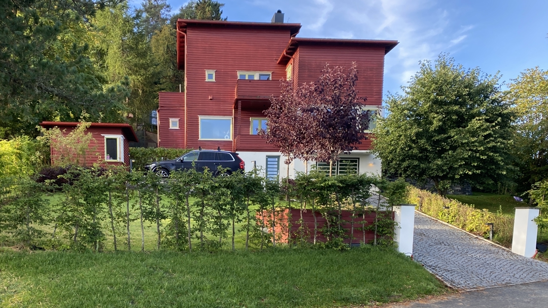 Villa i tre eteasje med tydelig kubistisk eksteriør